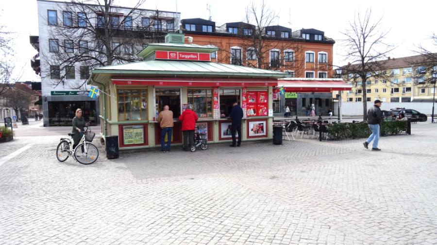 Korvgrillen, glass och tidningar